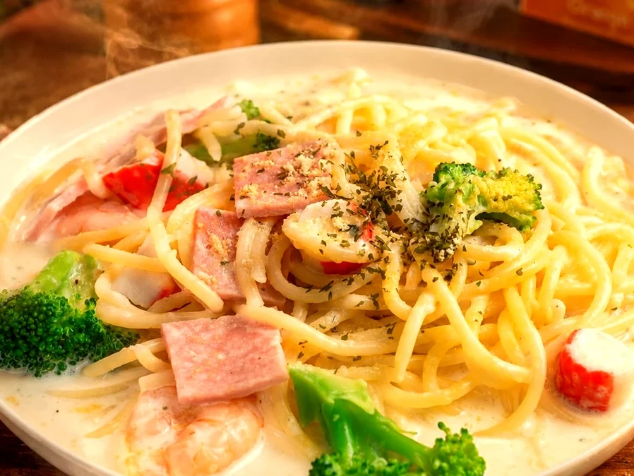 Kids creamy spaghetti with ham, broccoli, shrimp and crab sticks