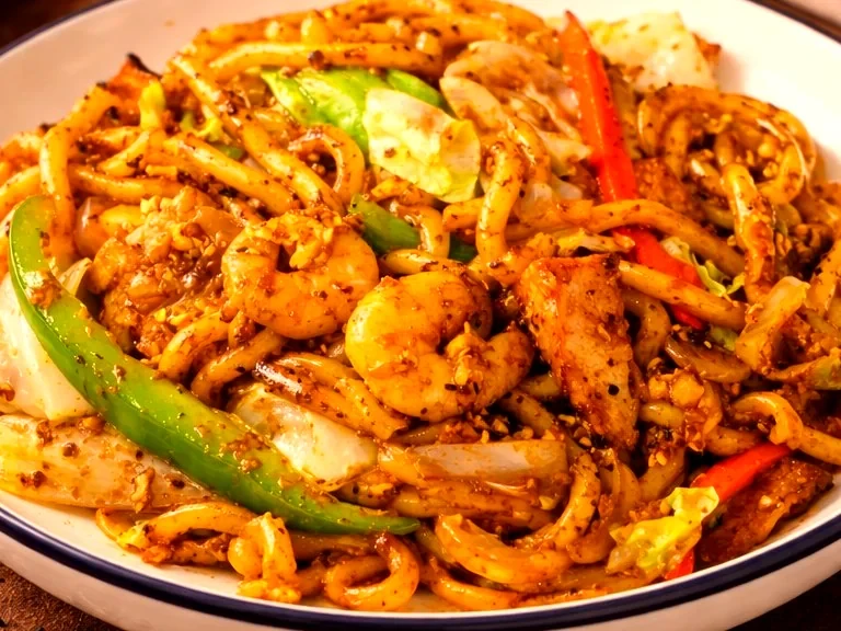 Black Pepper Udon with prawns, chicken, peppers and cabbage in savoury sauce